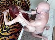 Семейный вечер превращается в откровенный момент